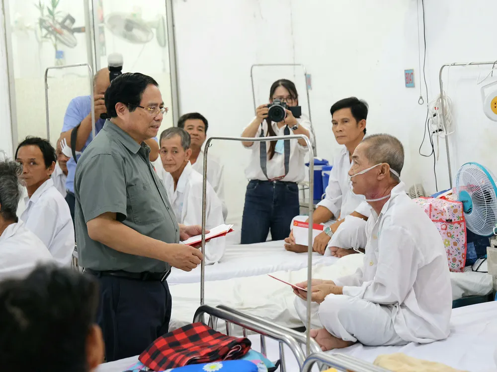 Thủ tướng Phạm Minh Chính đến thăm và tặng quà cho các bệnh nhân đang điều trị tại Bệnh viện Ung bướu TP Cần Thơ 7.jpg