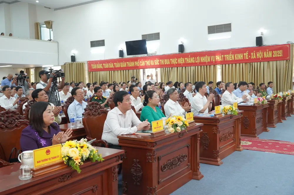 Các đại biểu tại Hội nghị tiếp xúc cử tri TQP04890.JPG