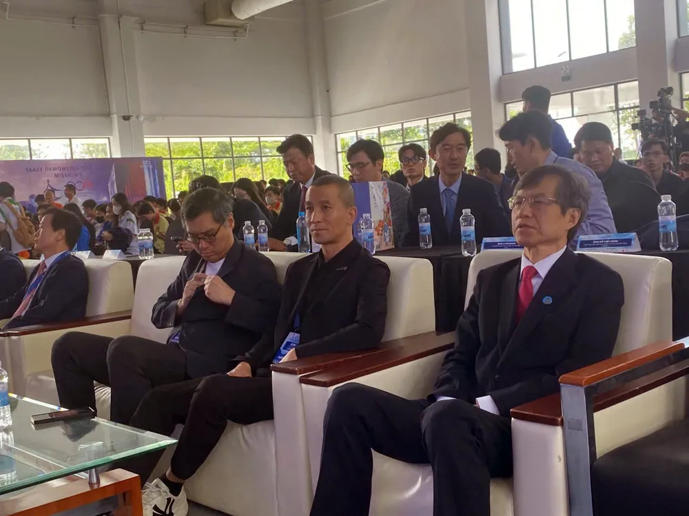 các đại biểu tham dự lễ khai mạc.jpg