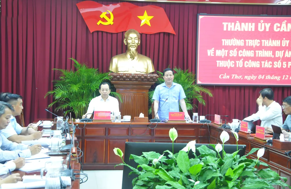 Ông Trần Văn Huyến, Phó Bí thư Thành ủy TP Cần Thơ phát biểu tại cuộc họp