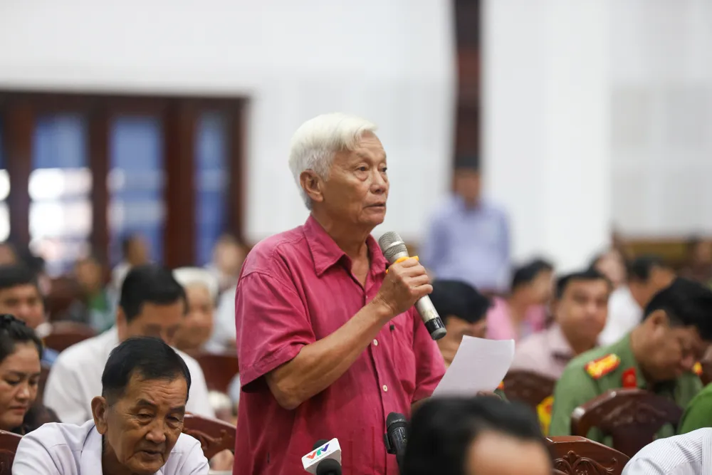 En väljare talar på mötet. IMG_1430 (1).JPG