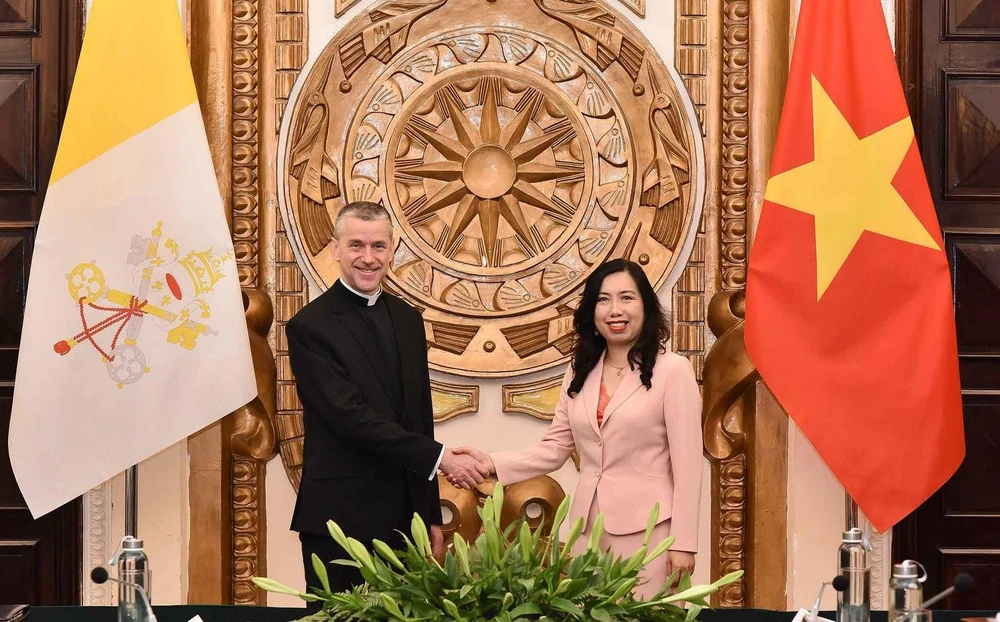 Thứ trưởng Bộ Ngoại giao Lê Thị Thu Hằng và Thứ trưởng Ngoại giao Vatican Miroslaw Wachowski Ảnh cuộc họp Việt Nam - Vatican 1.jpg