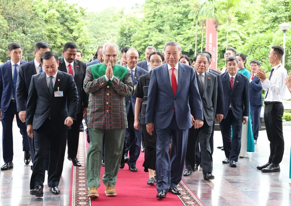 Chủ tịch nước Tô Lâm cùng Tổng thống Jose Ramos-Horta thăm Bảo tàng Hồ Chí Minh. Ảnh: QUANG PHÚC z5689350871654_2e90b9036bd901582399c13708687fe1.jpg