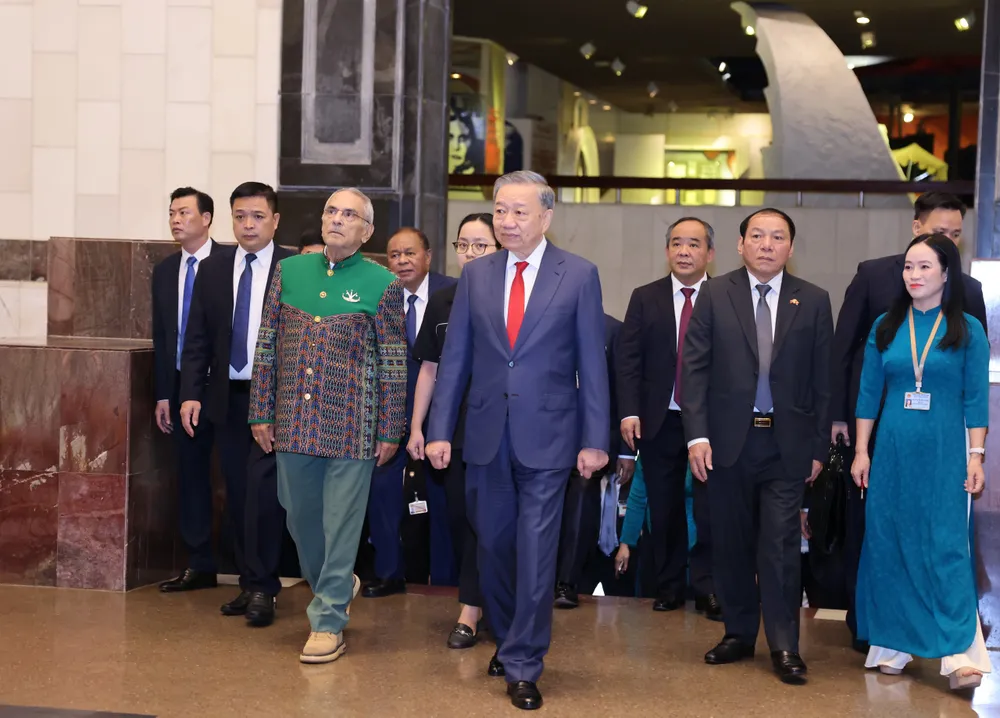 Chủ tịch nước Tô Lâm cùng Tổng thống Timor-Leste Jose Ramos-Horta thăm Bảo tàng Hồ Chí Minh. Ảnh: QUANG PHÚC z5689350874707_2f9d183a18139260a266e8fcb8c81bc7.jpg