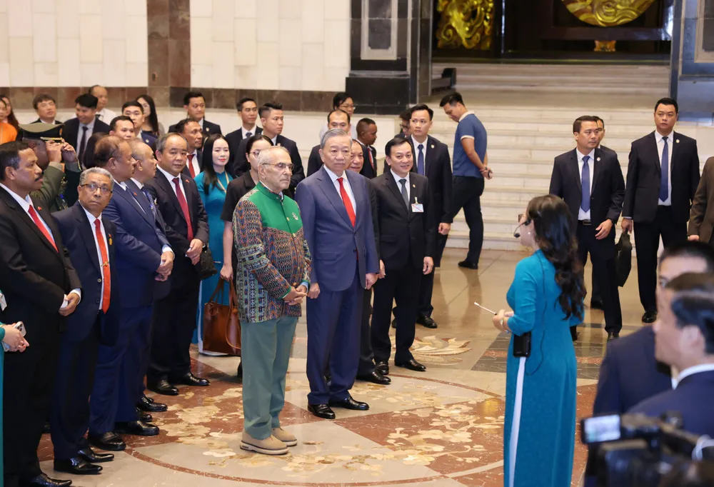 Chủ tịch nước Tô Lâm cùng Tổng thống Jose Ramos-Horta thăm Bảo tàng Hồ Chí Minh. Ảnh: QUANG PHÚC z5689350894853_3ea96463bcf0fb884dcab86901c4c9c2.jpg