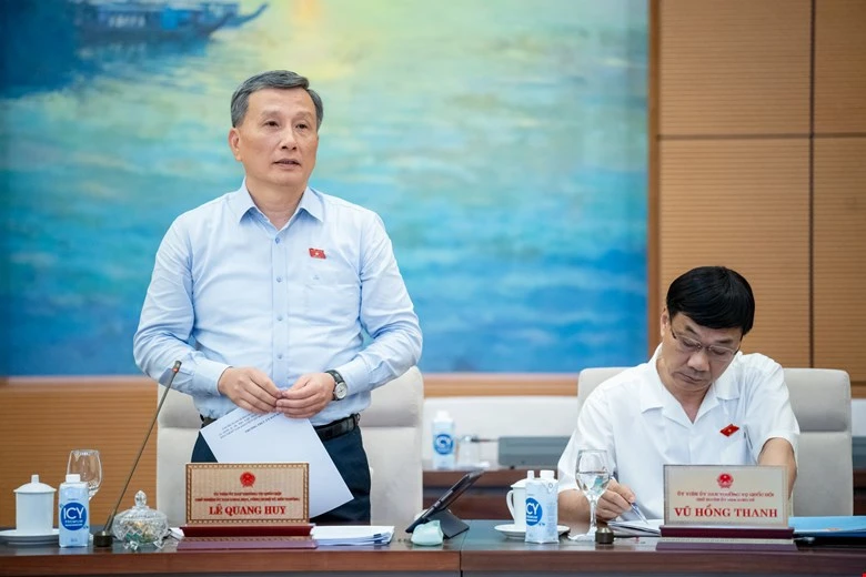 Chủ nhiệm Ủy ban KH-CN-MT của Quốc hội Lê Quang Huy trình bày báo cáo tại phiên họp, sáng 12-8 202408120836319182-dsc-0823-1723431710.jpg