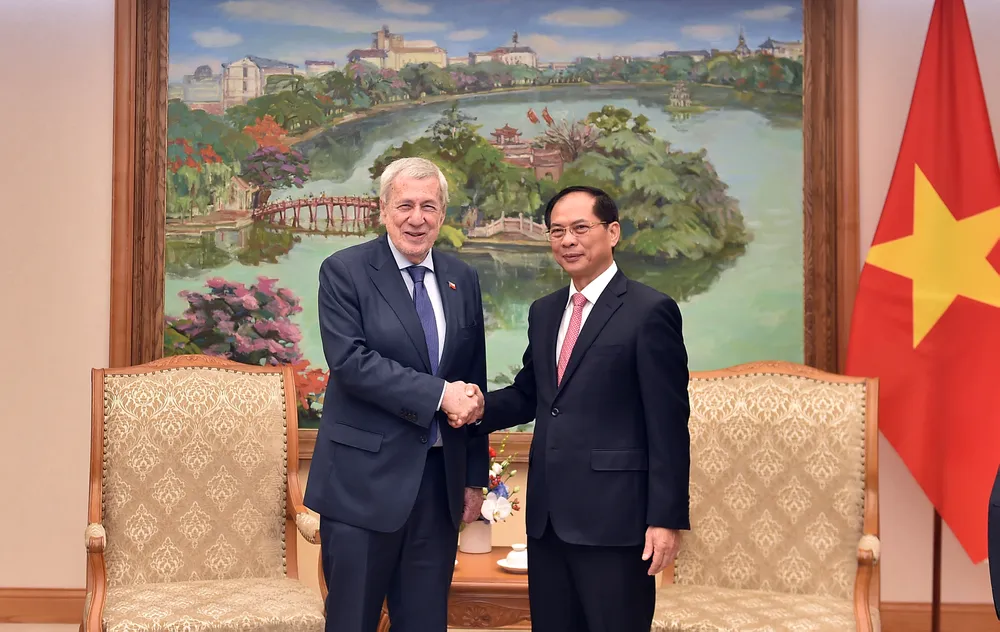 Phó Thủ tướng, Bộ trưởng Ngoại giao Bùi Thanh Sơn tiếp Bộ trưởng Ngoại giao Cộng hòa Chile Alberto Van Klaveren, ngày 27-8. Ảnh: BNG NDT_0078.JPG