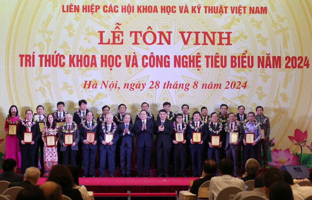 Chủ tịch Quốc hội Trần Thanh Mẫn trao biểu trưng tôn vinh các trí thức khoa học và công nghệ tiêu biểu năm 2024, sáng 28-8. Ảnh: QUANG PHÚC traovongnguyetque.jpg