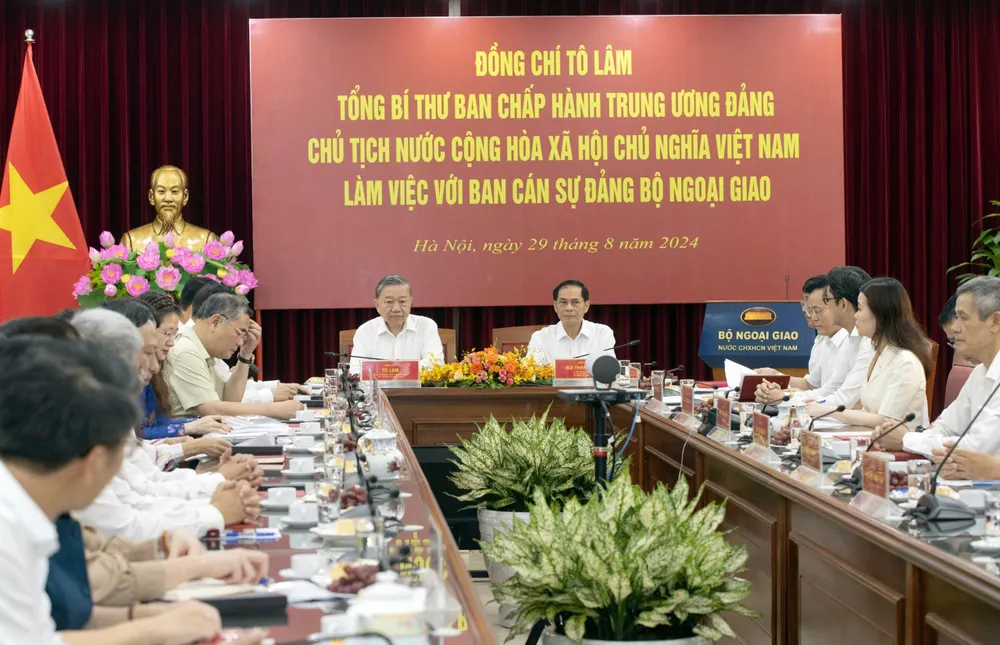 Tổng Bí thư, Chủ tịch nước Tô Lâm làm việc với Ban cán sự Đảng Bộ Ngoại giao, sáng 29-8. Ảnh: VIẾT CHUNG z5778445756296_079c81c90613e54be8b095e69a440471.jpg