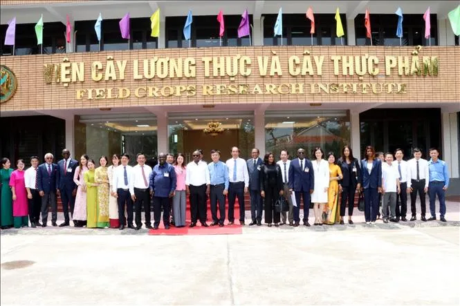 Tổng thống nước Cộng hòa Guinea-Bissau Umaro Sissoco Embaló và đoàn công tác chụp ảnh lưu niệm tại Viện Cây lương thực và Cây thực phẩm, sáng 6-9. Ảnh: TTXVN tt-guinea-060924-1.jpg