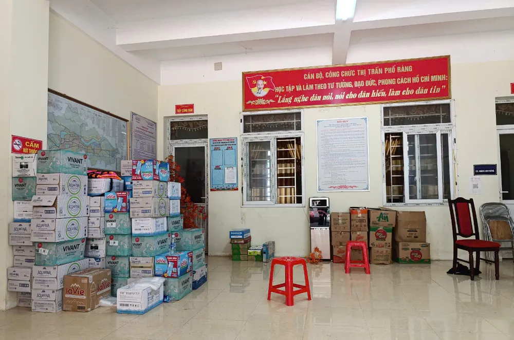 Trụ sở UBND thị trấn cũng được sử dụng để làm điểm phát hàng cứu trợ cho bà con z5826394296024_952b5102ca68d3d080ad2c696a0bbfb5.jpg