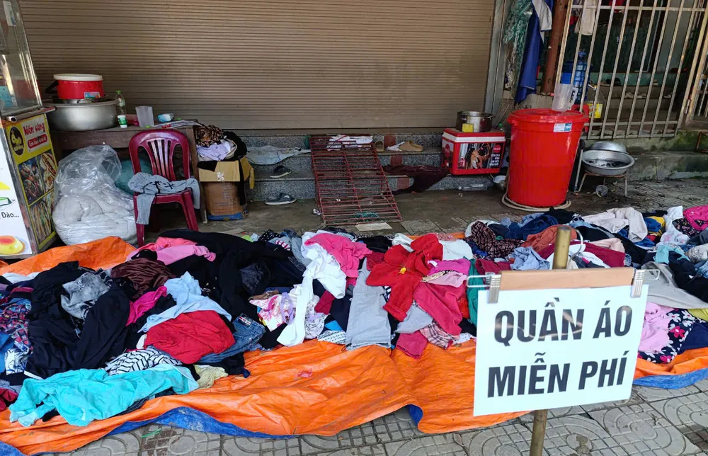 Một điểm phát quần áo miễn phí đặt ngay trên một con phố của thị trấn. Ảnh: LƯU THỦY z5826394359351_3d371021b48f07428f21d14e00275fdc.jpg
