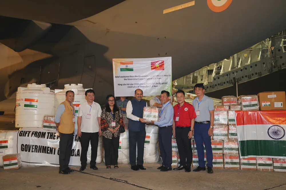 Đại sứ Ấn Độ tại Việt Nam bàn giao lô hàng viện trợ cho đại diện Việt Nam 1000004212.jpg