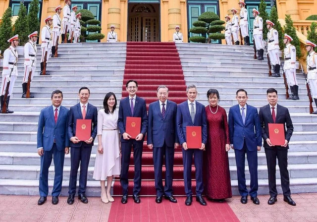 Tổng Bí thư, Chủ tịch nước Tô Lâm chụp ảnh với các tân Đại sứ vừa nhận nhiệm vụ mới, chiều 18-10. Ảnh: TTXVN Daisu.jpeg