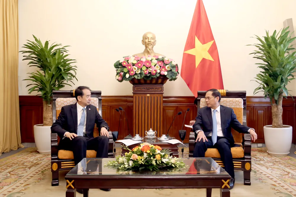 Phó Thủ tướng, Bộ trưởng Ngoại giao Bùi Thanh Sơn tiếp Đại sứ Trung Quốc Hà Vĩ, ngày 22-10. Ảnh: BNG PTT_DSTQ.jpg