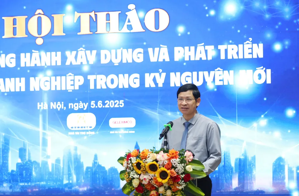 Thứ trưởng Bộ VH-TT-DL Hồ An Phong phát biểu tại hội thảo z6673829216886_d4ae74cd5b5f8052fae7cc2808393ca6.jpg