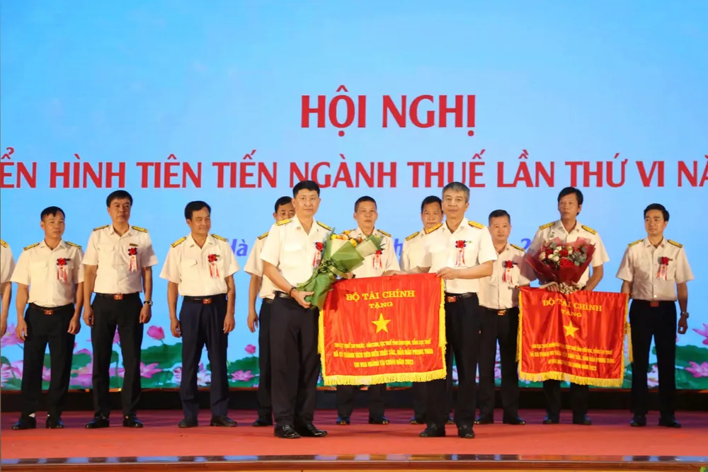 Lãnh đạo Cục Thuế trao cờ thi đua cho các cá nhân, đơn vị là những điển hình tiên tiến của ngành thuế z6790900707450_0c7c4f6b20cf323767c888d3544ac545.jpg