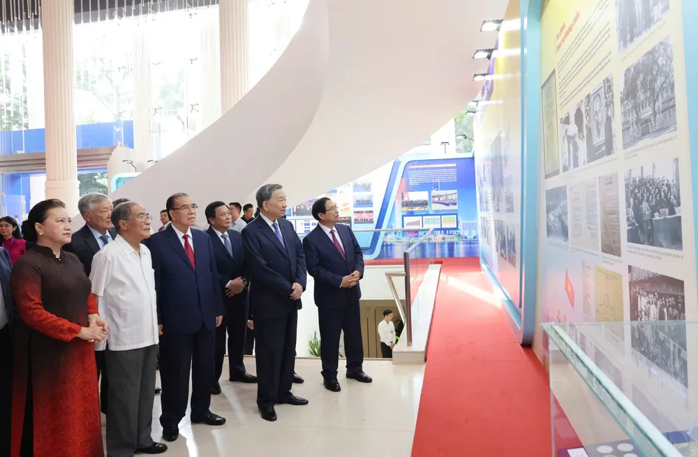 Tổng Bí thư Tô Lâm, Thủ tướng Phạm Minh Chính và các đại biểu tham quan khu trưng bày ảnh về truyền thống, thành tựu của ngành Tài chính. Ảnh: QUANG PHÚC z6885109222811_ca74de250ed6a13291687a465b31d238.jpg