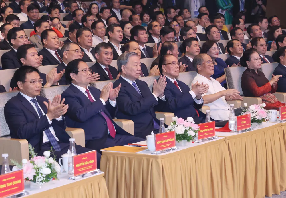 Tổng Bí thư Tô Lâm, Thủ tướng Phạm Minh Chính và các đại biểu dự Lễ kỷ niệm 80 năm Ngày truyền thống ngành Tài chính, sáng 8-8. Ảnh: QUANG PHÚC z6885111372777_98a05ba647f5c5f5c95377d46303fd53.jpg