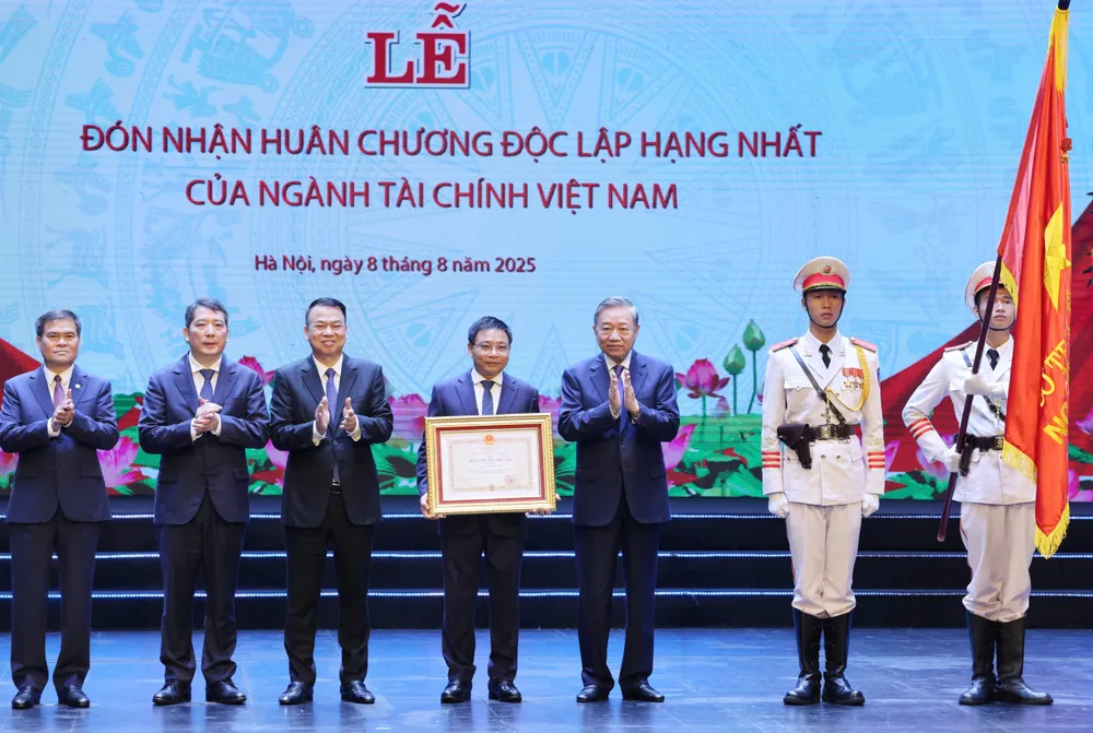 Tổng Bí thư Tô Lâm trao Huân chương Độc lập hạng Nhất tặng Bộ Tài chính, sáng 8-8. Ảnh: QUANG PHÚC z6885411650232_4725a931946d1776ab6d612d0be246db.jpg