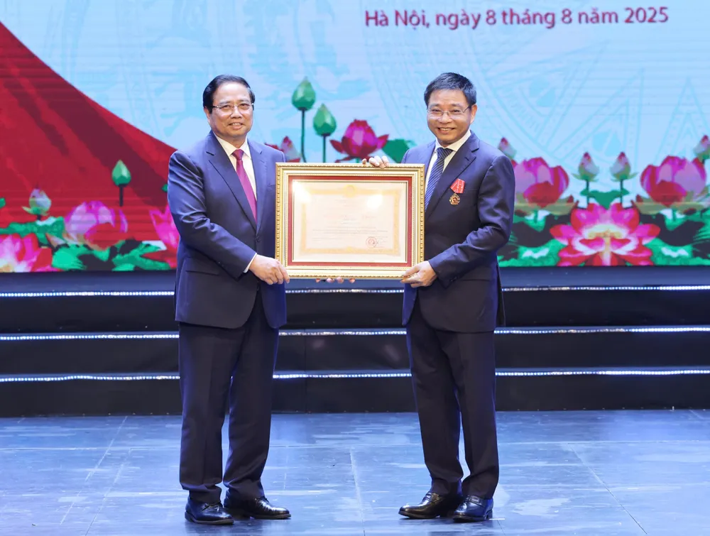 Thủ tướng Phạm Minh Chính trao Huân chương Lao động hạng Nhất tặng Bộ trưởng Bộ Tài chính Nguyễn Văn Thắng. Ảnh: QUANG PHÚC z6885424126396_3e6d41b5c315884d00c72a1550cc6dbf.jpg