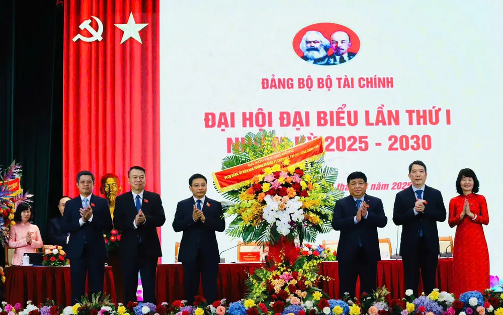 Phó Thủ tướng Nguyễn Chí Dũng tặng hoa chúc mừng đại hội 2.jpg