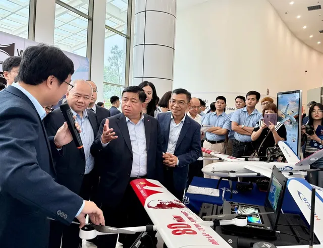 El viceprimer ministro Nguyen Chi Dung visita los stands que muestran productos tecnológicos en el evento. 1000043285.jpg