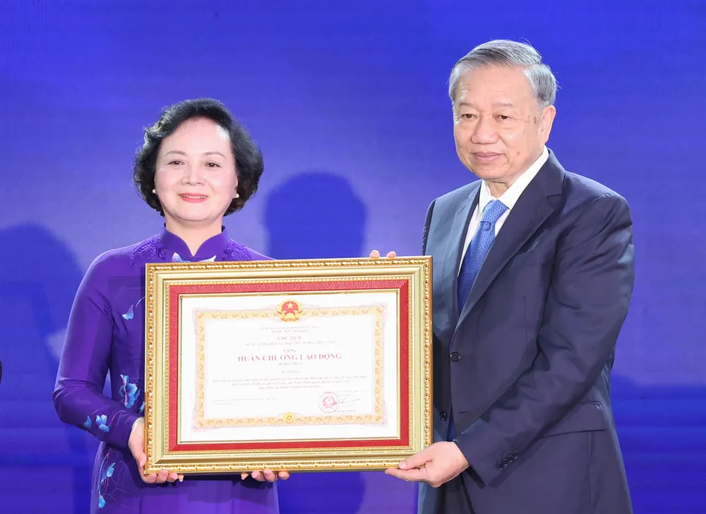 Tổng Bí thư Tô Lâm trao Huân chương Lao động hạng nhất tặng Bộ Nội vụ tại lễ kỷ niệm, chiều 27-8. Ảnh: QUANG PHÚC z6950355548046_266c1b55d70781596aa039e055b9af04.jpg