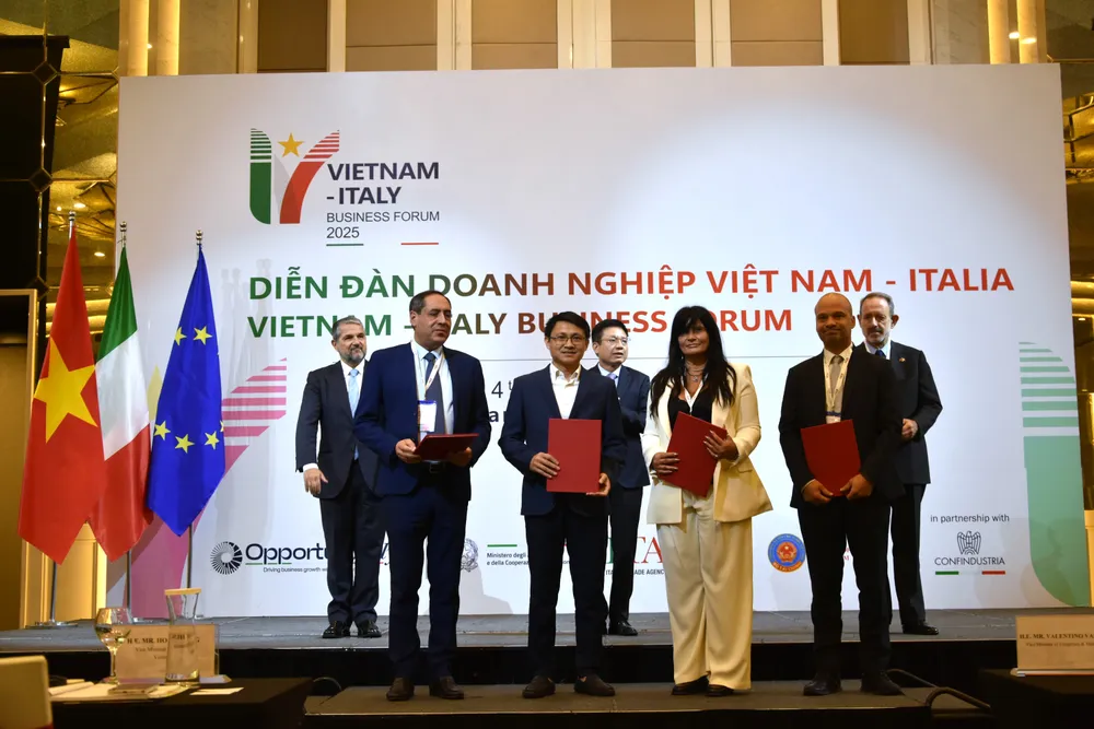Đại diện Việt Nam - Italia ký kết một số biên bản hợp tác về các lĩnh kinh tế Trao MOu.JPG