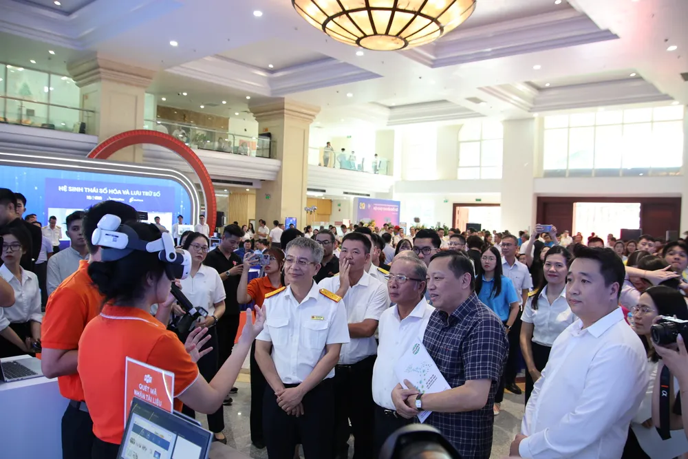 Các đại biểu tham quan các gian hàng trưng bày triển lãm sản phẩm công nghệ, chiều 8-9 IMG_9081.JPG