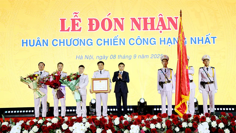 Thừa ủy quyền của Chủ tịch nước, Bộ trưởng Bộ Tài chính Nguyễn Văn Thắng đã trao Huân chương Chiến công hạng Nhất tặng tập thể lãnh đạo Cục Hải quan, sáng 8-9 trao HC.jpg