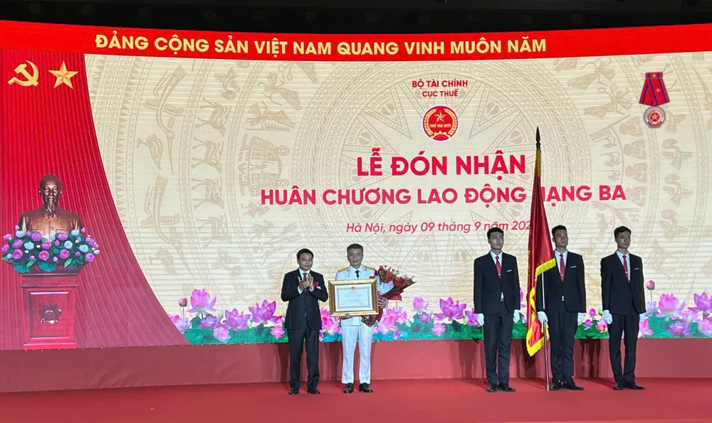 Thừa ủy quyền của Chủ tịch nước, Bộ trưởng Bộ Tài chính Nguyễn Văn Thắng đã trao Huân chương Lao động hạng Ba tặng Cục trưởng Cục Thuế Mai Xuân Thành z6992922656825_0214209367f2767280ea842ee25e8897.jpg
