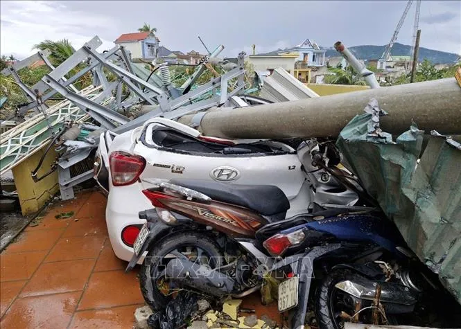 Người dân làng Phượng Mao, xã Hoằng Giang (Thanh Hóa) bị thiệt hại nặng nề khi bão số 10 kèm dông lốc đi qua. Ảnh: TTXVN bao-loc-02102025-01.jpg