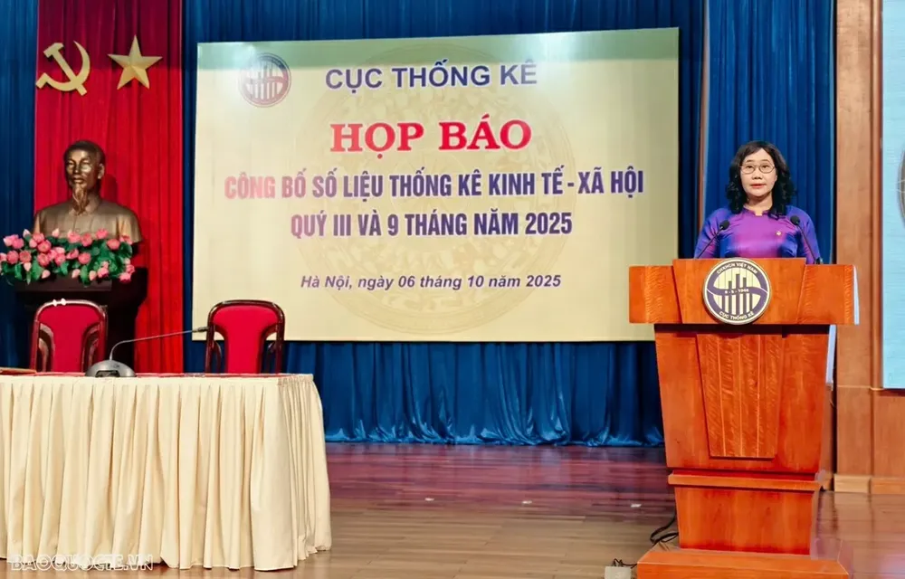 Cục trưởng Cục Thống kê Nguyễn Thị Hương phát biểu tại cuộc họp báo, sáng 6-10 NTH.jpeg