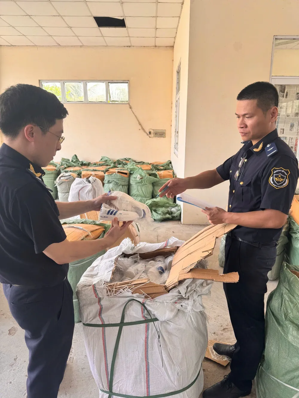 Lực lượng hải quan kiểm tra lô hàng vi phạm. Ảnh: Cục Hải quan z7087899469973_b65c3b873b6af00b52e641e82fc6bb26.jpg