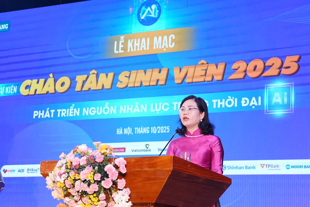 Bà Lê Thị Thúy Sen, Tổng Biên tập Thời báo Ngân hàng, phát biểu tại sự kiện, sáng 8-10 hmt0172620251007134003.jpg