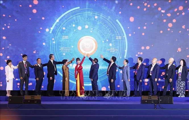 Thủ tướng Phạm Minh Chính và các đại biểu thực hiện nghi thức ra mắt Liên minh các nhà sản xuất phụ trợ Việt Nam, chiều 10-10. Ảnh: TTXVN vna_potal_thu_tuong_tham_du_phien_hop_cap_cao_toan_canh_kinh_te_tu_nhan_lan_thu_nhat_vipel_2025_stand (2).jpg
