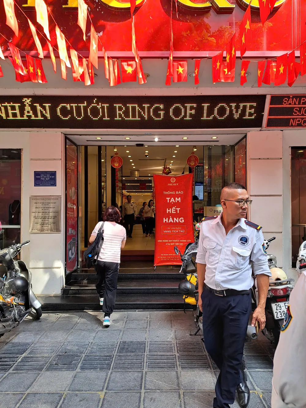 Đến khoảng 10 giờ, nhiều cửa hàng đã treo biển thông báo tạm hết vàng để bán Đến khoảng 10 giờ, nhiều cửa hàng đã treo biển thông báo tạm hết vàng để bán