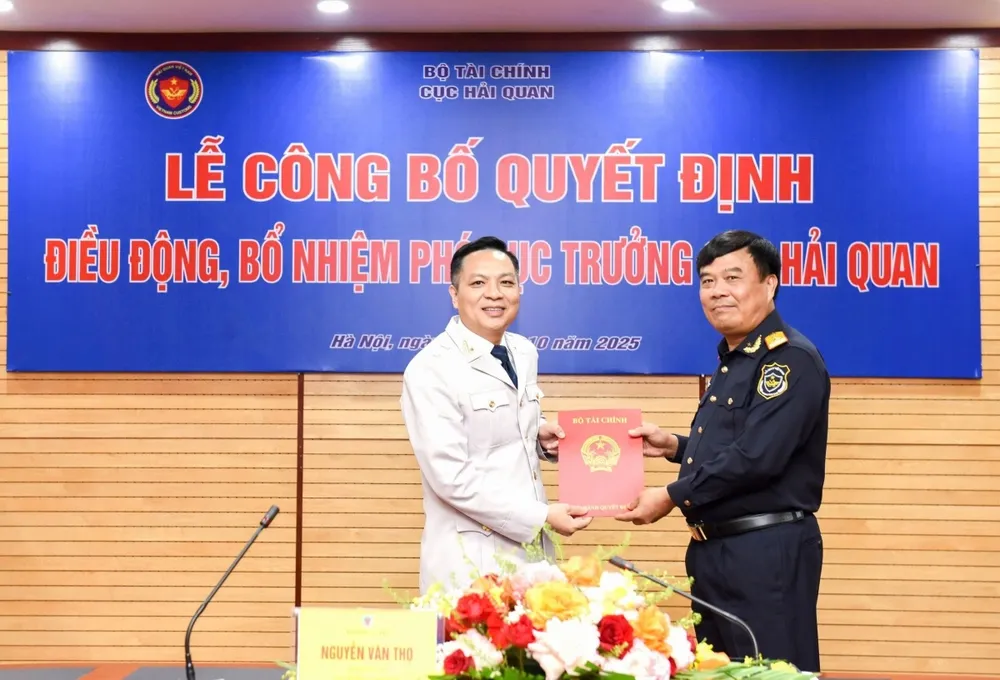 Cục trưởng Cục Hải quan Nguyễn Văn Thọ (bên phải) trao quyết định bổ nhiệm ông Nguyễn Thành Hưng giữ chức vụ Phó Cục trưởng Cục Hải quan Haiquan.jpeg