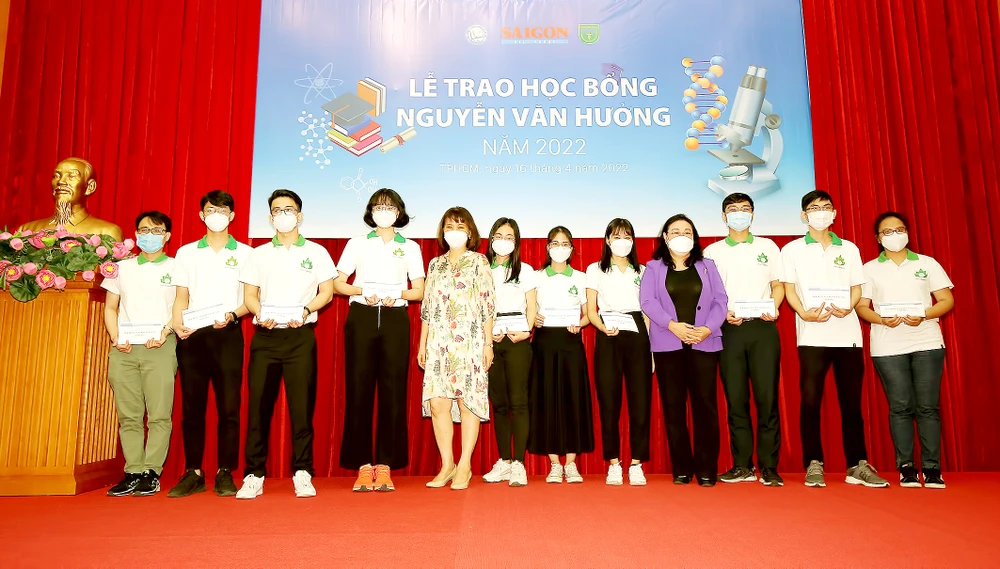 Những sinh viên nhận học bổng Nguyễn Văn Hưởng lần thứ 24 năm 2022. Ảnh: DŨNG PHƯƠNG