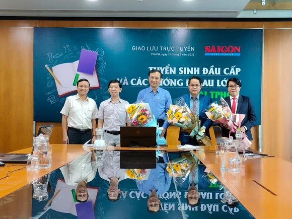 Nhà báo Nguyễn Nhật, Phó Tổng Biên tập Thường trực Báo Sài Gòn Giải Phóng (thứ 2 từ trái qua) tặng hoa cho các khách mời tham gia giao lưu. Ảnh: THỤY QUYÊN 