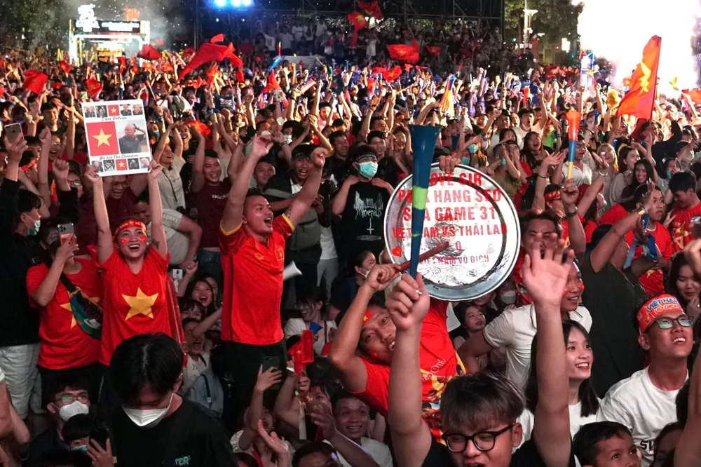 Người hâm mộ đổ ra đường ăn mừng U23 Việt Nam bảo vệ thành công Huy chương vàng ảnh 1