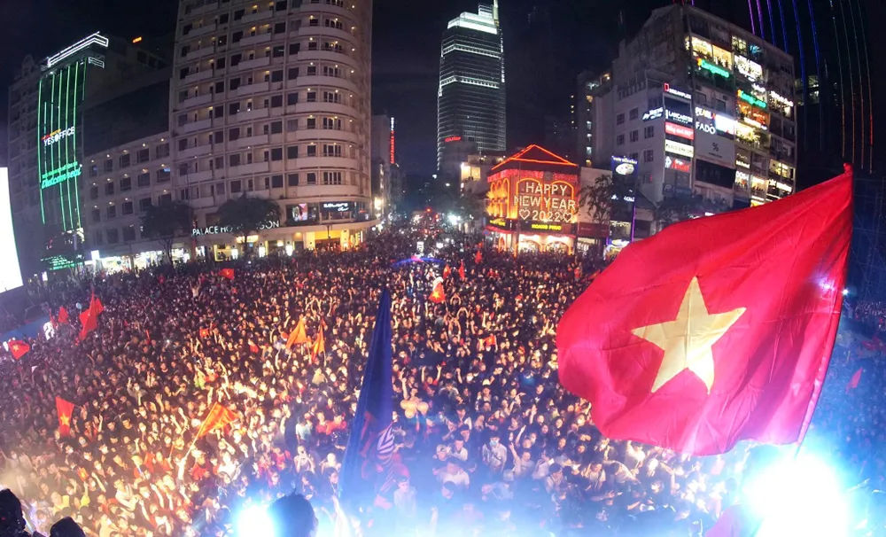 Người hâm mộ đổ ra đường ăn mừng U23 Việt Nam bảo vệ thành công Huy chương vàng ảnh 5