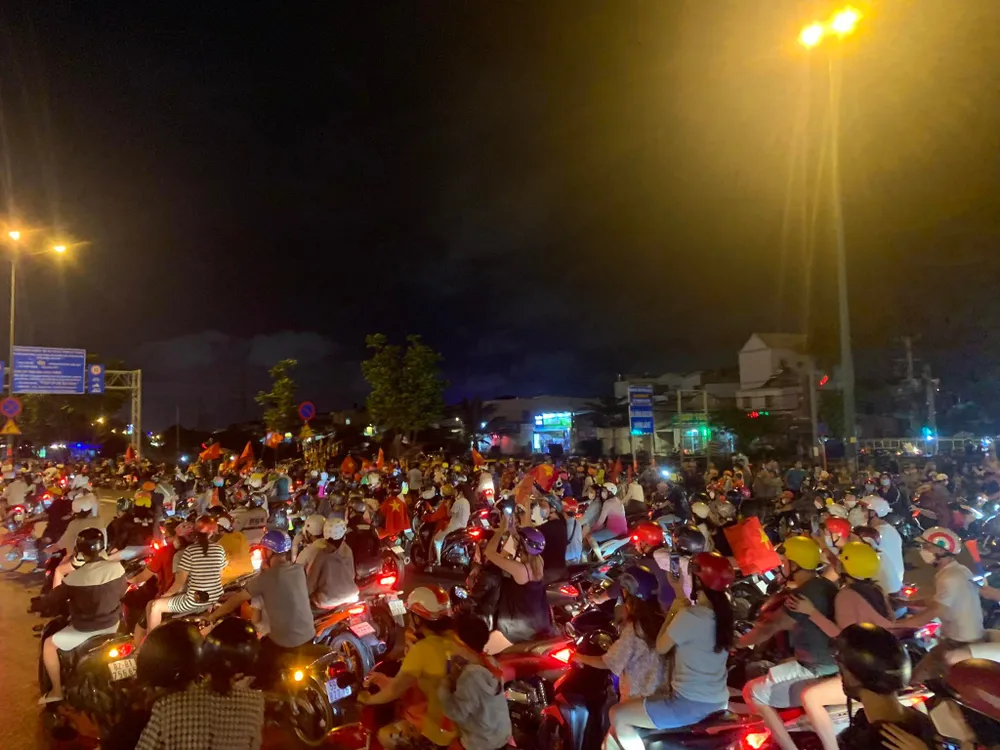 Người hâm mộ đổ ra đường ăn mừng U23 Việt Nam bảo vệ thành công Huy chương vàng ảnh 4