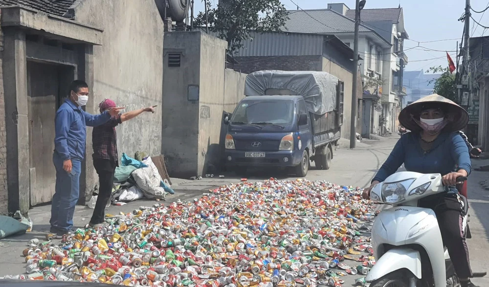 Đường làng, ngõ xóm ở xã Văn Môn (huyện Yên Phong, tỉnh Bắc Ninh) tràn ngập bụi bẩn và phế liệu