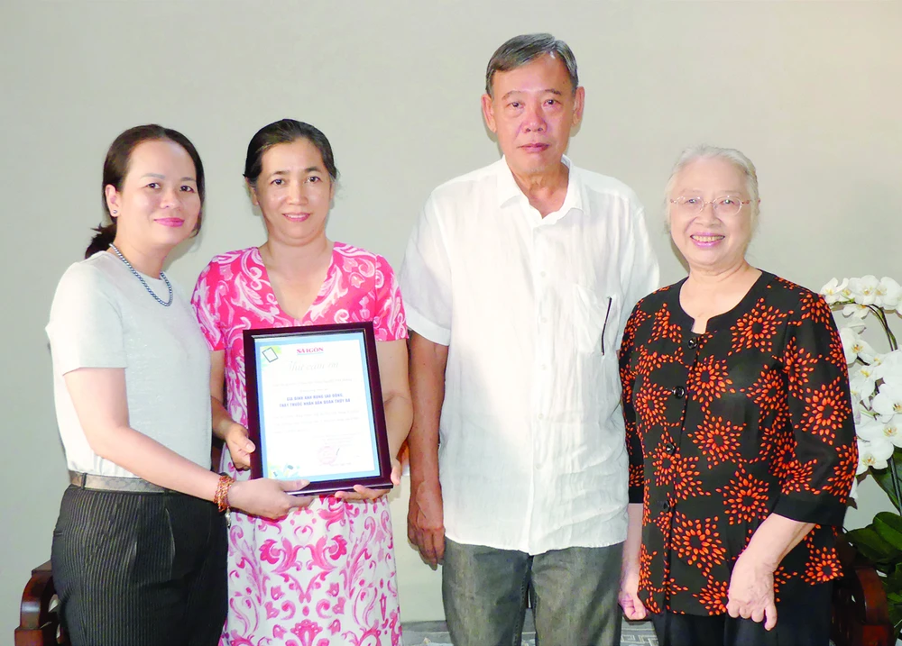 Đại diện Hội đồng quản lý Quỹ Học bổng Nguyễn Văn Hưởng tiếp nhận đóng góp của gia đình Bác sĩ Đoàn Thúy Ba