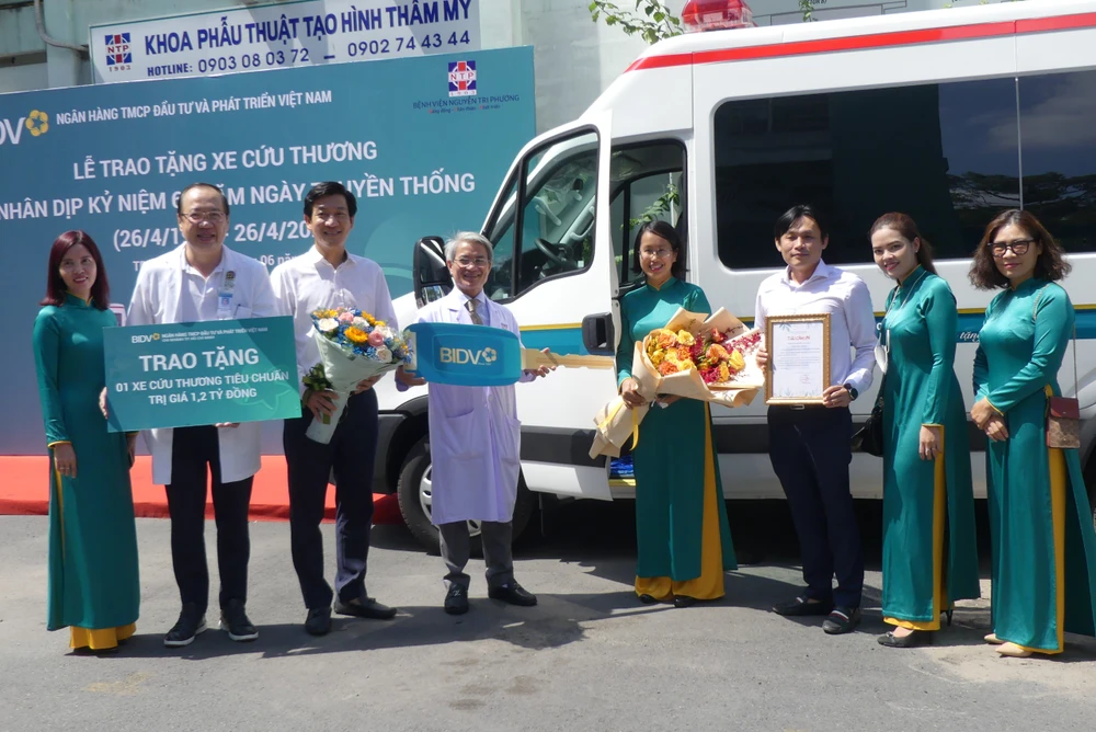 BIDV tặng xe cứu thương cho Bệnh viện Nguyễn Tri Phương