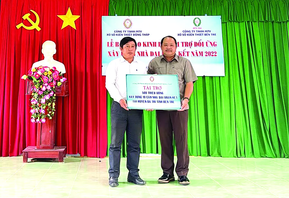 Công ty TNHH MTV XSKT Đồng Tháp và Công ty TNHH MTV XSKT Bến Tre bàn giao kinh phí tài trợ đối ứng xây dựng Nhà Đại đoàn kết năm 2022 ảnh 1