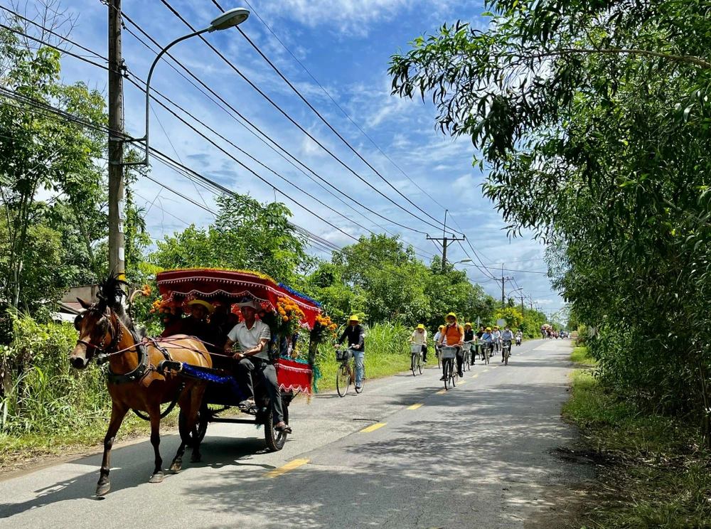 Du khách ngồi xe ngựa tham quan vườn trái cây tại huyện Củ Chi, TPHCM