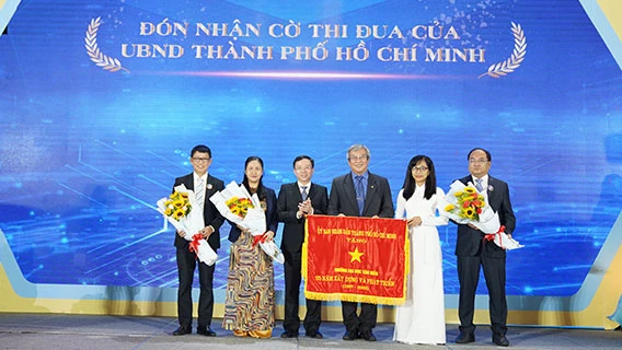 Trường ĐH Văn Hiến nhận Cờ thi đua của UBND TPHCM